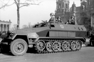 Bundesarchiv_Bild_101I-801-0664-37,_Berlin,_Unter_den_Linden,_Schützenpanzer