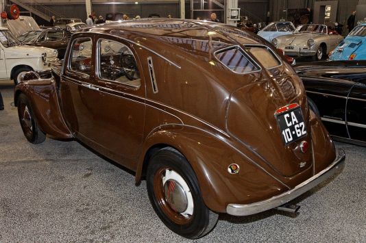1280px-Bonhams_-_The_Paris_Sale_2012_-_Lancia_Aprilia_Saloon_-_1938_-_002